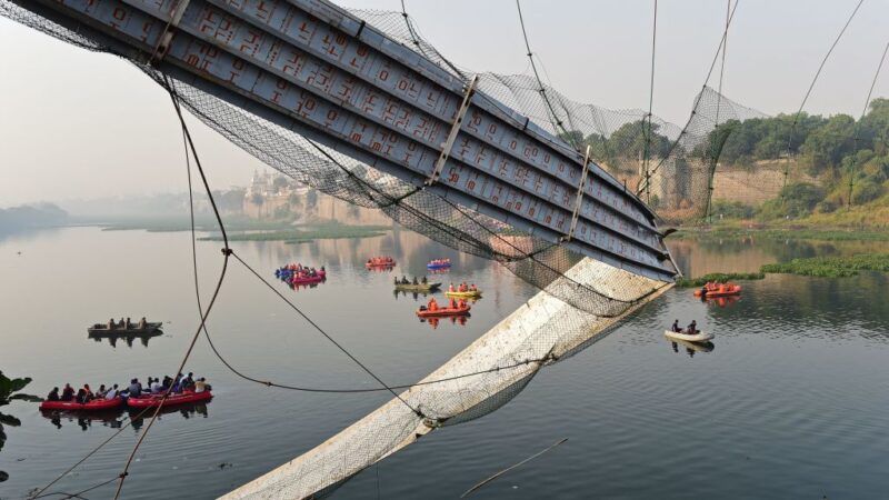 印度吊橋斷落 監視器：人數超載、民眾搖晃釀災（視頻）