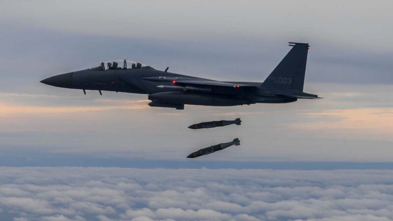回应朝鲜挑衅 韩国战机发射2枚定向攻击炸弹