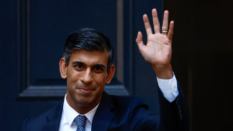 競爭者相繼退出 蘇納克將任英國新首相