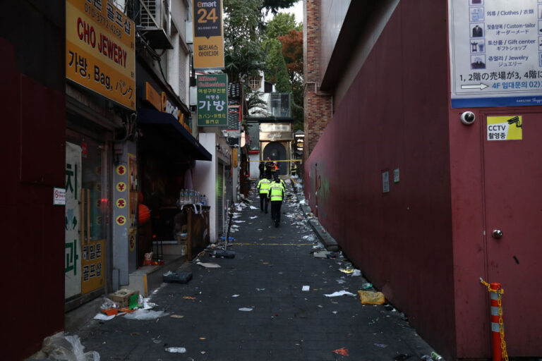梨泰院踩踏如煉獄 斜坡加推擠釀禍 死傷女性居多