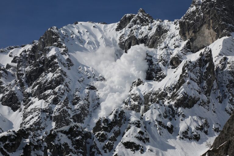 西藏希夏邦馬峰發生雪崩 美籍登山者遇難失蹤