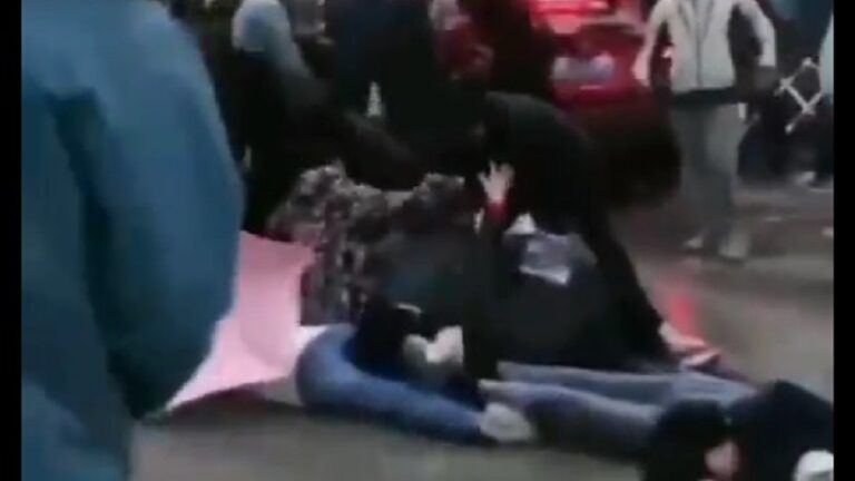 傳煙台車撞核酸檢測點 多人倒地（視頻）