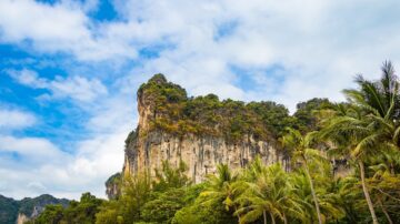 历史故事：沐英登山开石柜