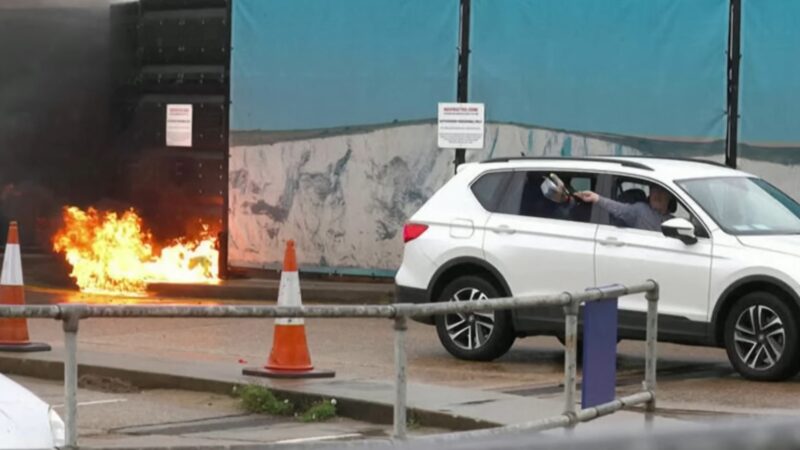 英移民中心遭扔汽油彈 釀2人傷凶嫌自盡