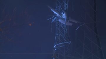 小飛機撞高壓電纜2人受困 大華府逾12萬戶停電