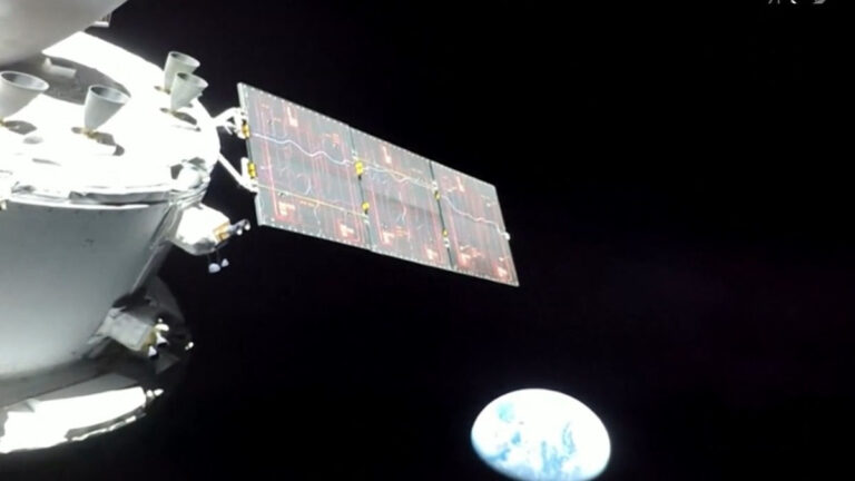 阿爾忒彌思1號任務 太空中傳回首張月球照片