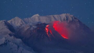 蓄势待发 俄国希韦卢齐火山酝酿15年来最强喷发