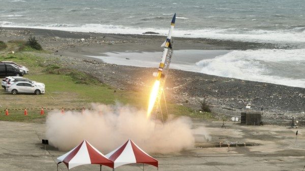 台湾成功大学自制两节式火箭 进入实用阶段(视频)
