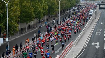 【禁闻】野蛮封控中 北京马拉松2万人聚集