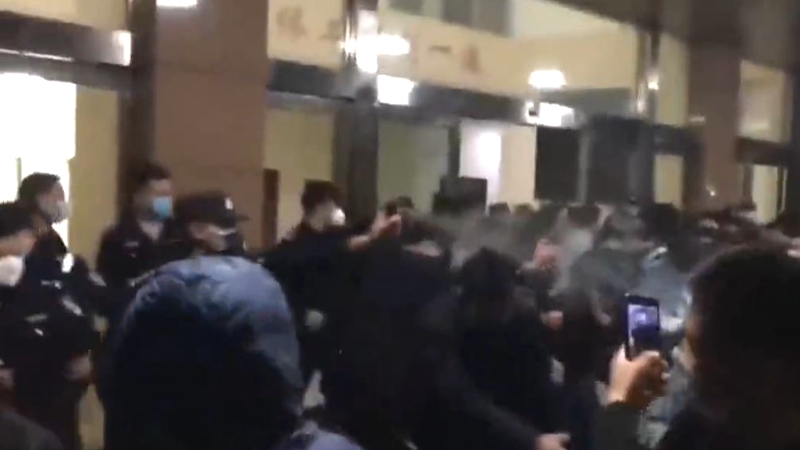 富士康隔离酒店再起抗争 警方喷辣椒水殴打工人（视频）