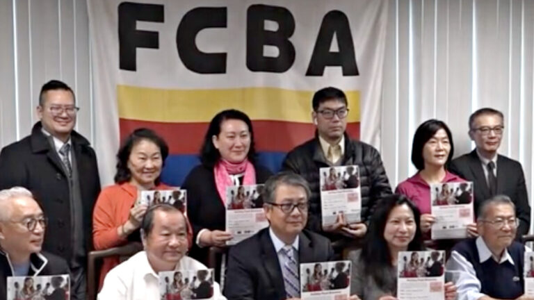 【紐約簡訊】紐約法拉盛華商會送節日食物 警局搗毀兩黑幫 抓捕32人