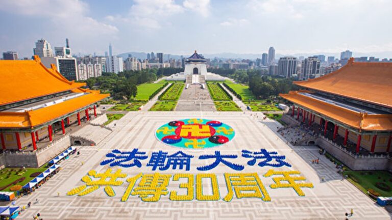 台五千人排字慶法輪功洪傳30年 外國遊客駐足