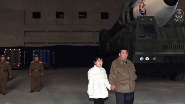 金正恩女兒首度露面 父女牽手視察洲際彈道飛彈試射