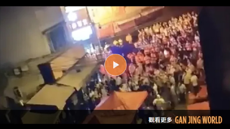 传广州居民再爆集体抗议 怒推核酸亭 遭暴力镇压（视频）