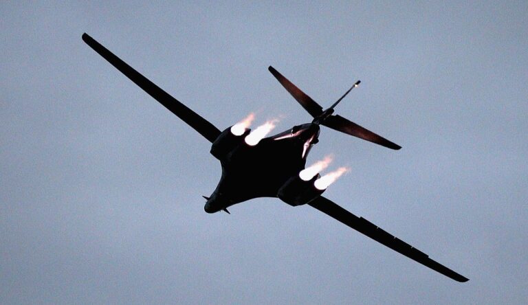 朝鮮罕見向黃海射彈 美出動金正恩「最懼怕轟炸機」軍演