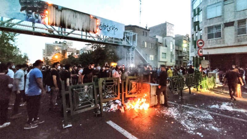 不畏镇压 伊朗抗议者点燃已故最高领袖旧居