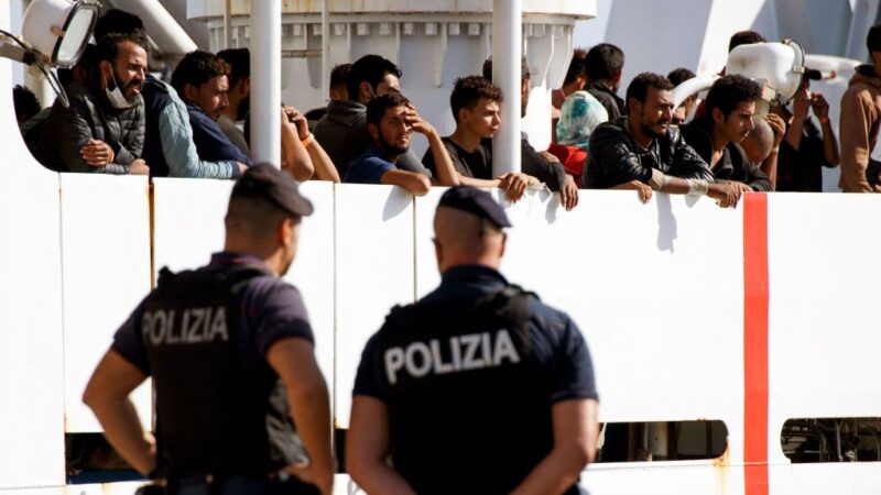 意大利允許難民救援船靠岸 接受健康檢查