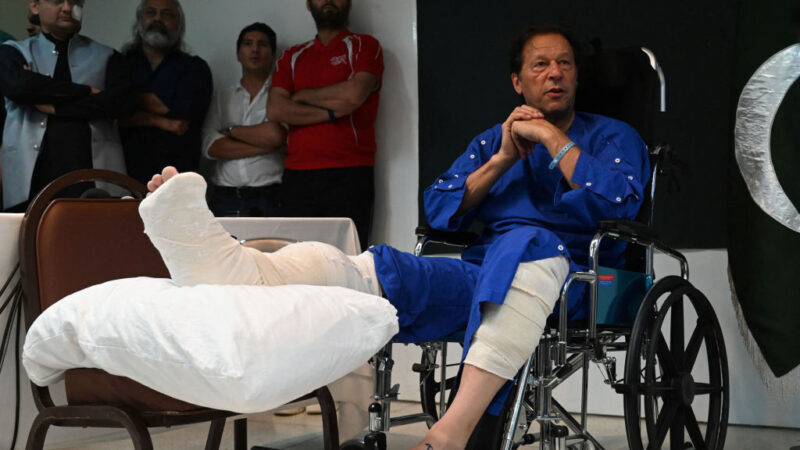 巴基斯坦前总理竞选团遇袭 伊姆兰汗受伤一支持者亡