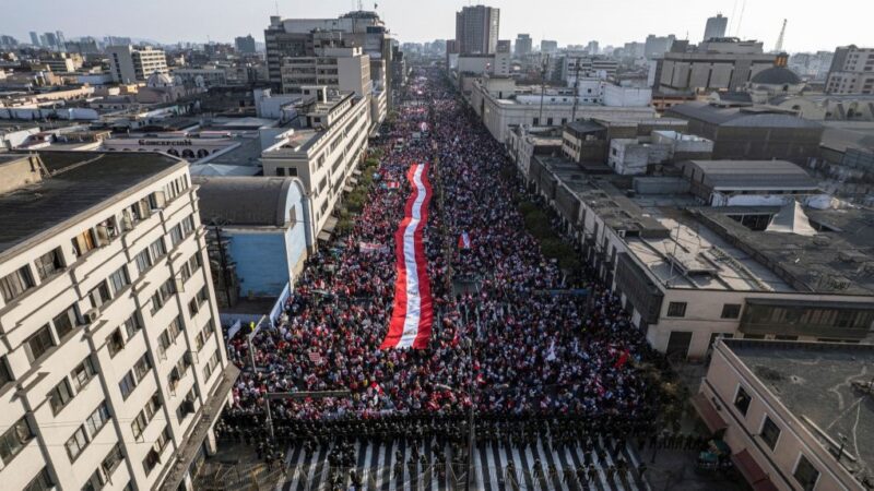 祕魯數千人湧入首都抗議 要求涉貪總統下台