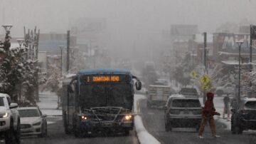 美国多地天气恶劣 暴风雨 降雪与飓风侵袭