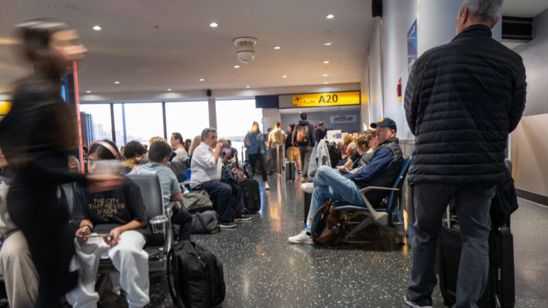 强风暴侵袭 感恩节假期全美逾4000航班延误