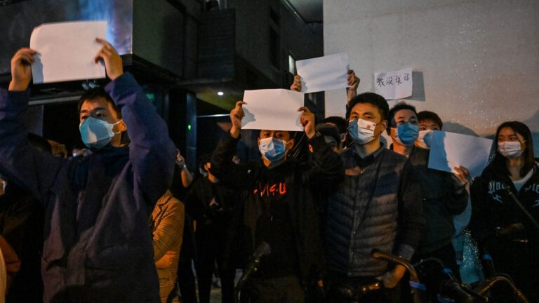 巴黎響應白紙運動 怒吼看清中共謊言獨裁