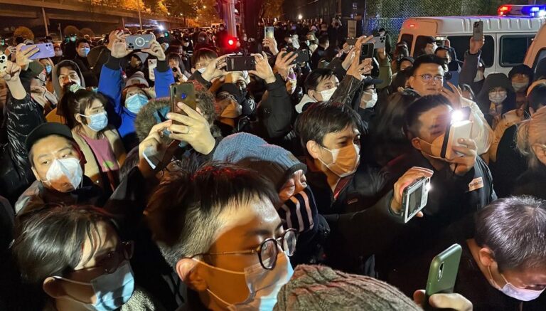 台大學隔海聲援「白紙革命」布告欄貼滿白紙