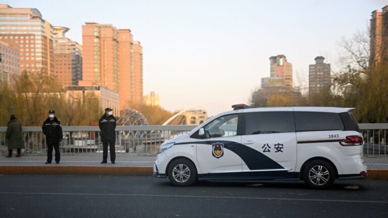 中國新聞快報：中共懼怕白紙 四川大火 隔離鐵皮再擋消防車