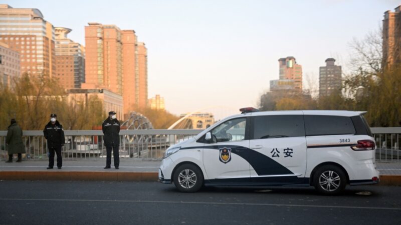 中国新闻快报：中共惧怕白纸 四川大火 隔离铁皮再挡消防车