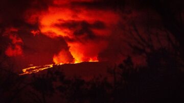 夏威夷莫纳罗亚火山喷发 壮观奇景千载难逢