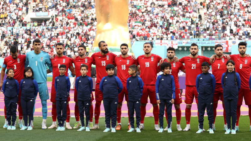 唱“旧国歌”举标语 世界杯伊朗球迷引人注目