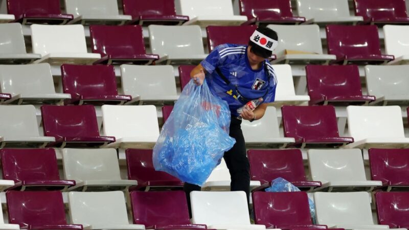 日本球迷觀賽後主動清垃圾 令卡塔爾人驚歎