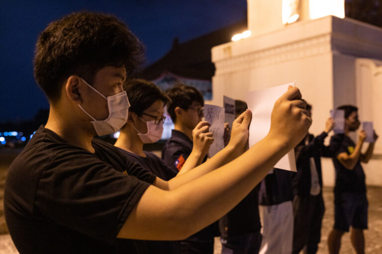 台灣大學生聲援白紙革命 悼念清零受難者