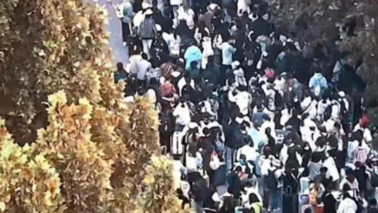 憂疫情擴散 鄭州一高校數萬學生集體衝出校園