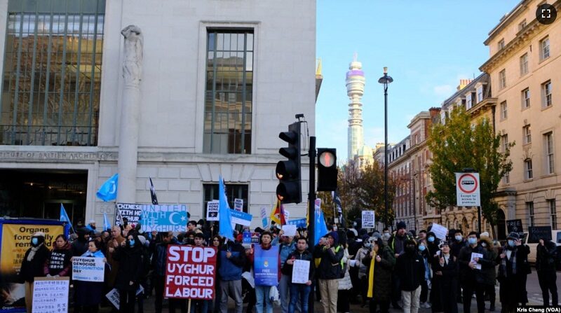 国际人权日 伦敦中国大使馆外 200人抗议中共打压人权