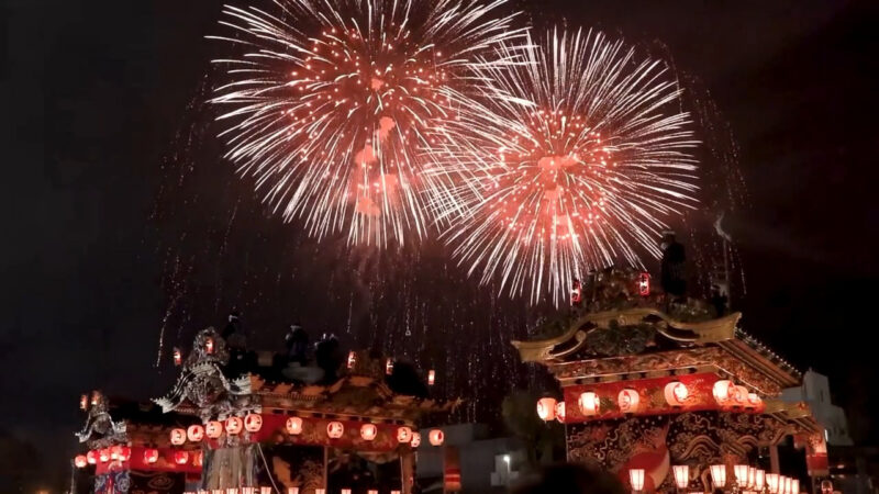 日本百年祭礼重启 山车烟火绚烂冬日夜空