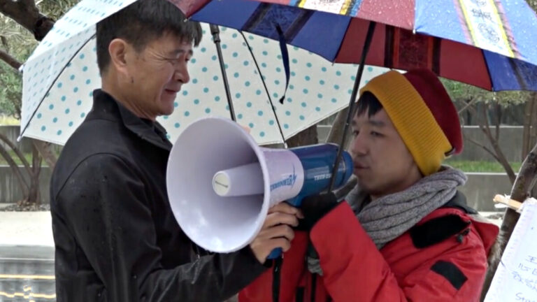 無懼風雨 中國留學生絕食抗議蘋果與中共勾結