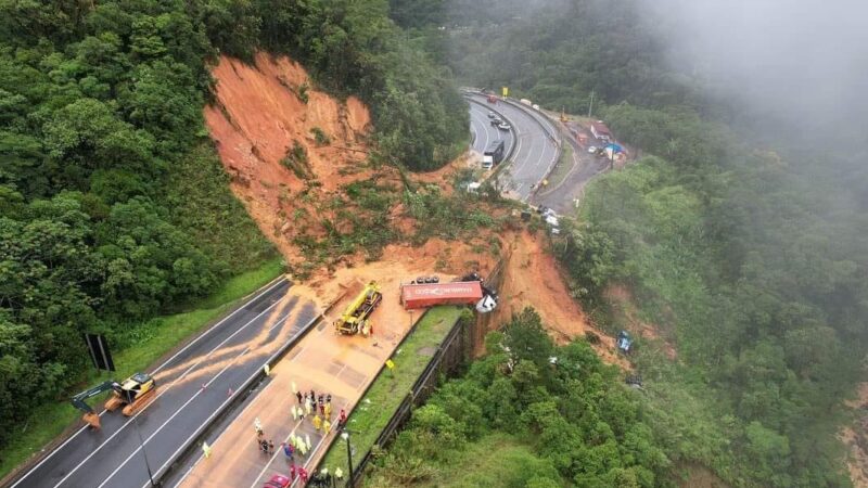 巴西南部山崩冲走车辆 至少两死数十人失联