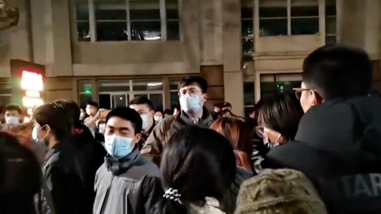 南京深夜再爆學生抗爭 要求解封、開放返鄉