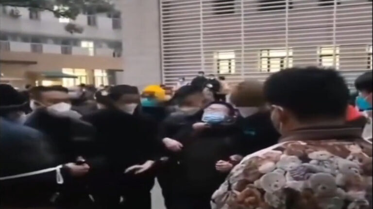 中國高校再起抗爭 雲南學生被鎖喉帶走
