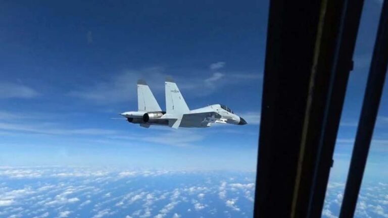 中共軍機逼近美機不到3米 南海危險對峙畫面釋出