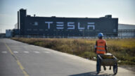 【財經100秒】特斯拉全年市值蒸發7成