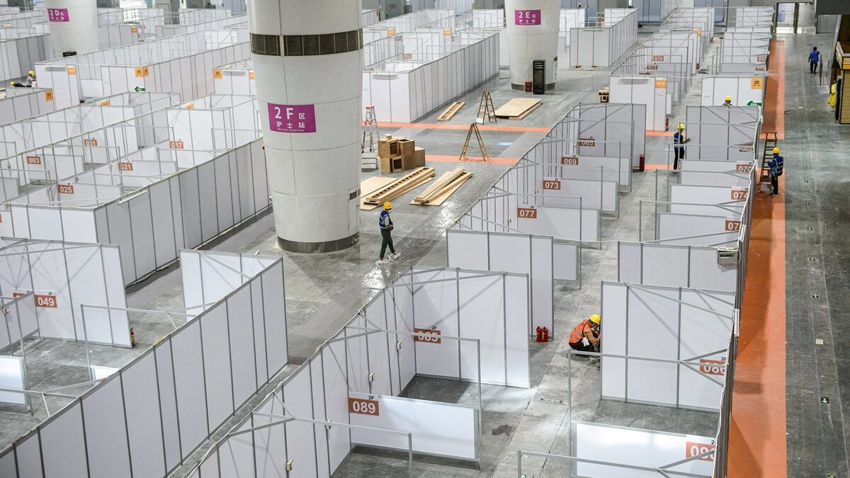 【禁闻】中国多地大建方舱 拉人填舱引民怒