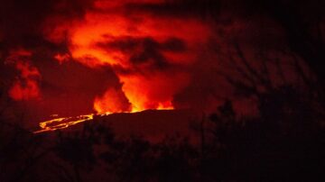 難得一見！世界最大活火山爆發 遊客圍觀