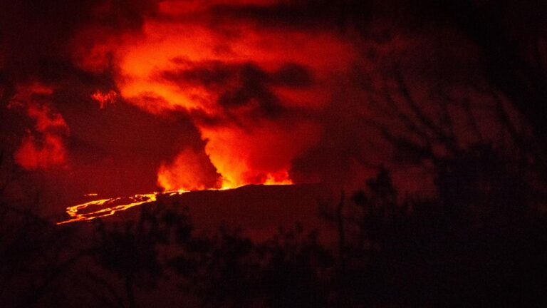 難得一見！世界最大活火山爆發 遊客圍觀
