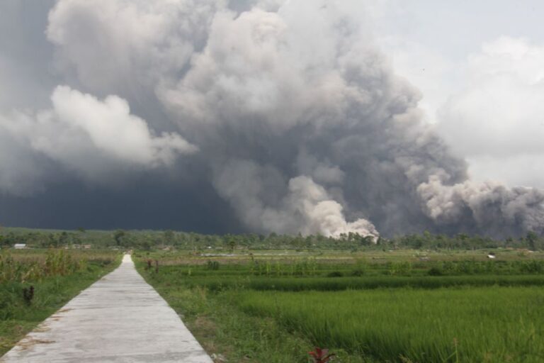 印尼塞梅魯火山噴發 威脅層級升高近兩千人疏散