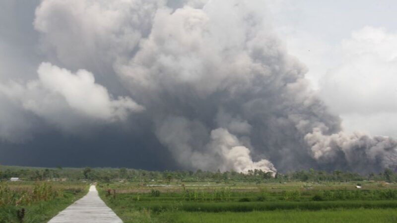 印尼塞梅鲁火山喷发 威胁层级升高近两千人疏散