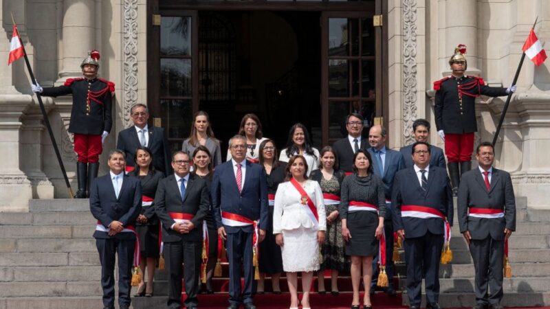 秘鲁新内阁宣誓就职 街头出现不满民众示威