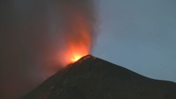 危地马拉火峰火山喷发 国内最大机场被迫关闭