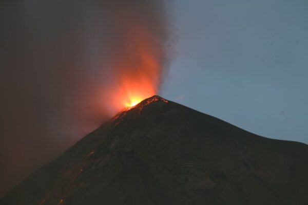 危地马拉火峰火山喷发国内最大机场被迫关闭| 瓜地马拉| 岩浆| 火山灰